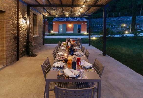 Pergola equipped with a dining table, ideal for pleasant outdoor meals – Relais Corbaia