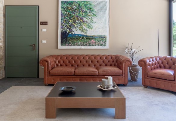 The semi-enclosed portico used as a sitting room which acts as a connection between the two apartments – Relais Corbaia