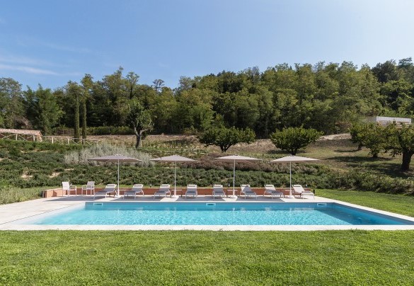 The rectangular pool has Roman steps for access to the water. It measures 12 x 5 m with a constant depth of 1,4 m – Relais Corbaia