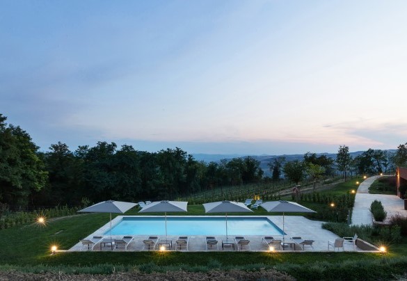 The rectangular pool has Roman steps for access to the water. It measures 12 x 5 m with a constant depth of 1,4 m – Relais Corbaia