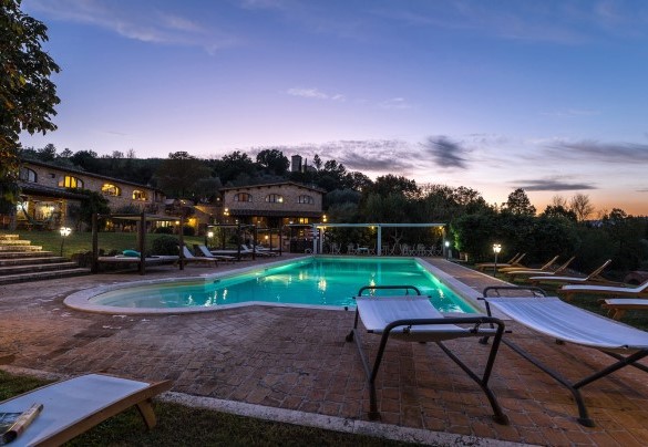 The swimming pool and the farmhouse at the spectacular sunset - Residenza Collefiorito