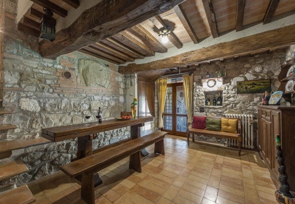 Tavern connected via internal staircase to the kitchen and direct exit to the portico, in the main house - Residenza Collefiorito
