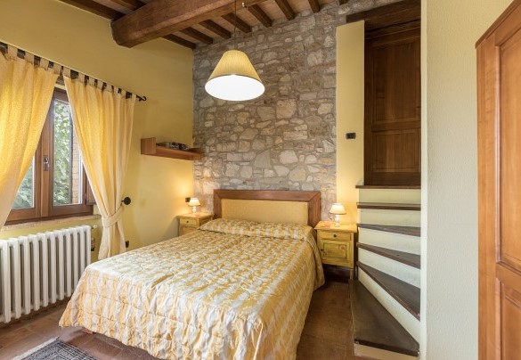 Double bedroom n.1 on the first floor (located on a slightly lower level) in the main house - Residenza Collefiorito