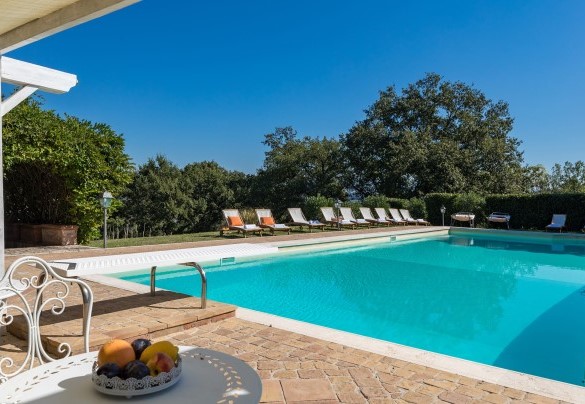 The pool and the sunbath area set up with sunbeds, gazebos and shower - Residenza Collefiorito 