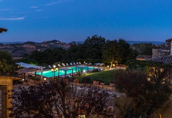 The property is located on the rolling hills near Todi - Residenza Collefiorito
