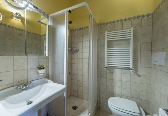En suite bathroom with shower n.4, on the first floor, Annex n.1 - Residenza Collefiorito