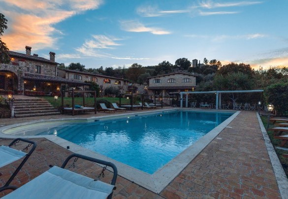 The swimming pool and in the background the farmhouse and its annexes - Residenza Collefiorito