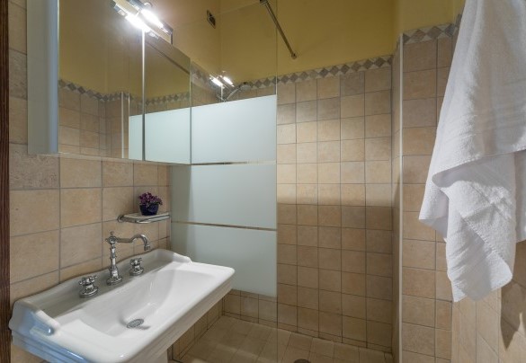 En suite bathroom with shower n.5, on the first floor, Annex n.1 - Residenza Collefiorito