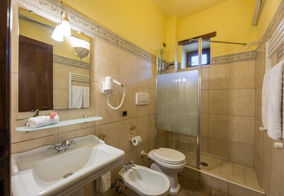 Bagno en suite con doccia n.12 , al piano terra, Annesso n.2 - Residenza Collefiorito 