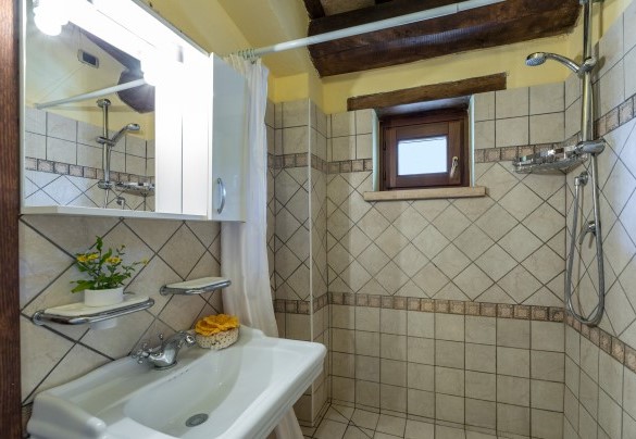 En suite bathroom with shower n.6, on the first floor, Annex n.1 - Residenza Collefiorito