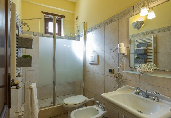 Bagno en suite con doccia n.10, al piano terra, Annesso n.2 - Residenza Collefiorito 