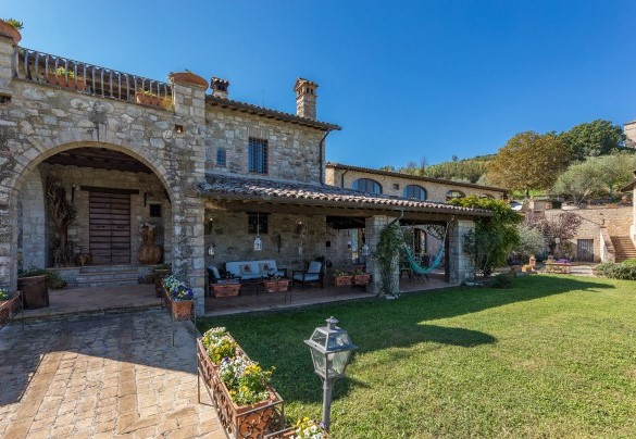 This Umbrian farmhouse, dating back to the 18th century, is a silent witness to local traditions - Residenza Collefiorito