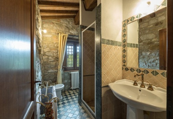 Bathroom with shower n.1 on the first floor in the main house - Residenza Collefiorito