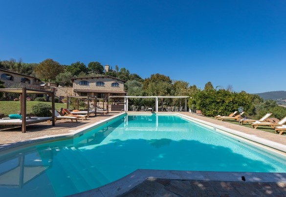 The pool measures 19 x 9 m with a depth varying from 1,50 to 3,00 m - Residenza Collefiorito