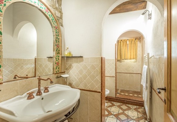 En suite bathroom with shower n.3, on the first floor, in the main house - Residenza Collefiorito