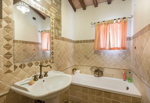 En suite bathroom with tub n.2, on the first floor, in the main house - Residenza Collefiorito