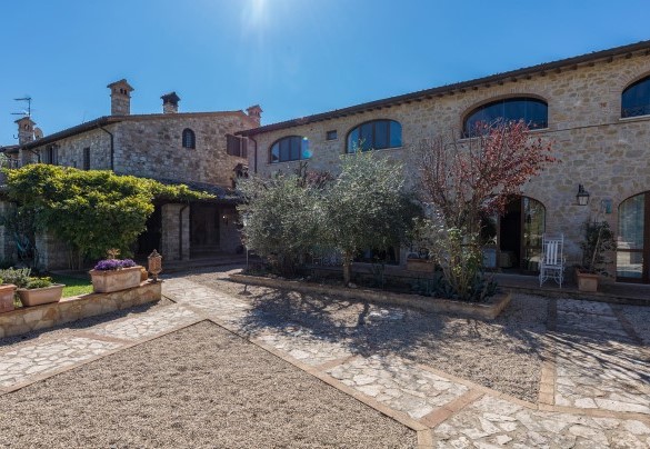 The garden patio, one part paved in stone and bricks and the other part in lawn - Residenza Collefiorito