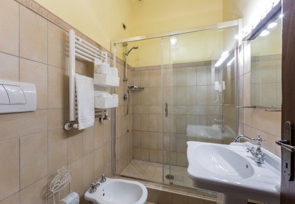 Bagno en suite con doccia n.9, al piano terra, Annesso n.1 - Residenza Collefiorito 