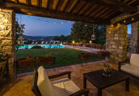 The portico and the path leading to the swimming pool - Residenza Collefiorito