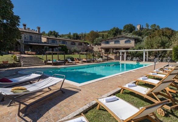 The residence and the swimming pool embraced by the green hills - Residenza Collefiorito