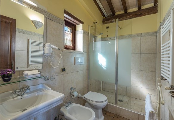 Bagno en suite con doccia n.13, al primo piano, Annesso n.2 - Residenza Collefiorito 