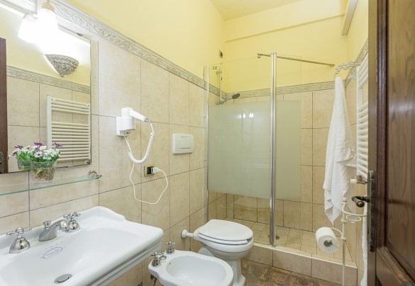 Bagno en suite con doccia n.11, al piano terra, Annesso n.2 - Residenza Collefiorito 