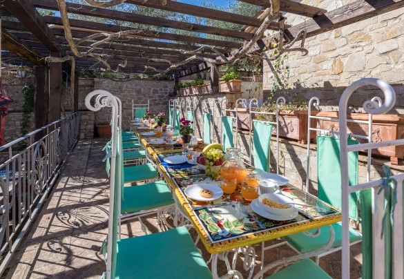 The outdoor dining area is perfectly located under the pergola - Residenza Collefiorito
