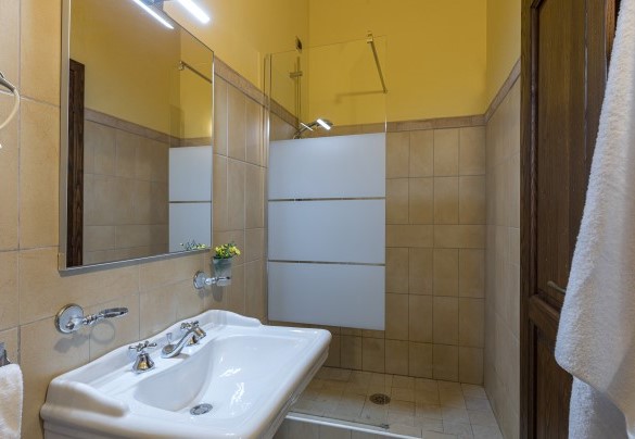 Bagno en suite con doccia n.8, al piano terra, Annesso n.1 - Residenza Collefiorito 