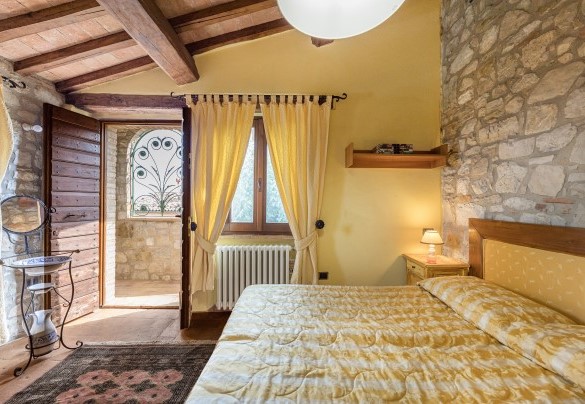 Double bedroom n.1 on the first floor (located on a slightly lower level) with direct exit, in the main house - Residenza Collefiorito