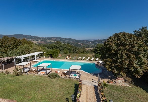 The pool can be reached from the portico down a flight of 4 steps - Residenza Collefiorito 