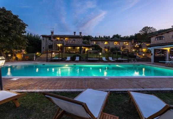  The suggestive property illuminated at night - Residenza Collefiorito
