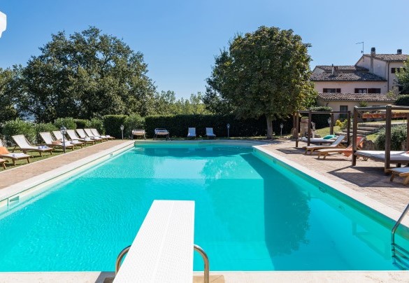 For further fun the swimming pool is equipped with a diving board - Residenza Collefiorito