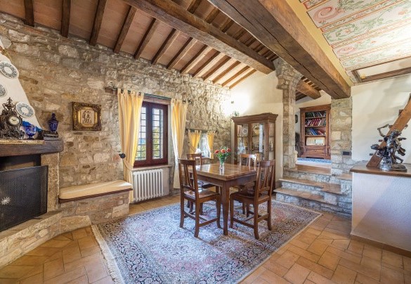 Small sitting room with fireplace (with unfurnished mezzanine), on the first floor in the main house - Residenza Collefiorito