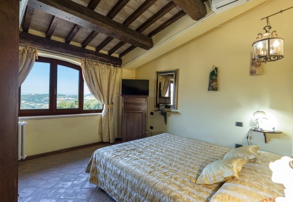 Double bedroom n.6 on the first floor, Annex n.1 - Residenza Collefiorito