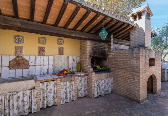 On the upper floor is a built-in barbecue and a wood-burning oven - Residenza Collefiorito 
