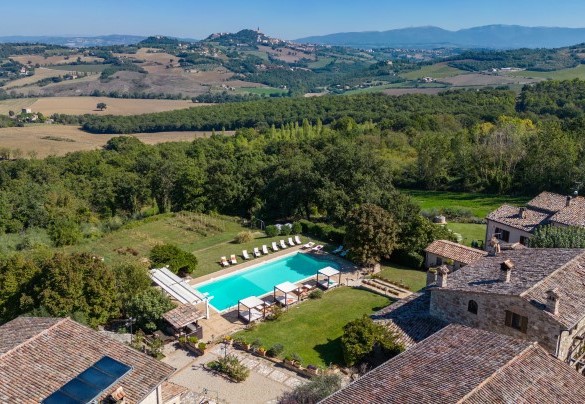 An enchanting residence located on the hills of Porchiano, opposite the medieval town of Todi - Residenza Collefiorito