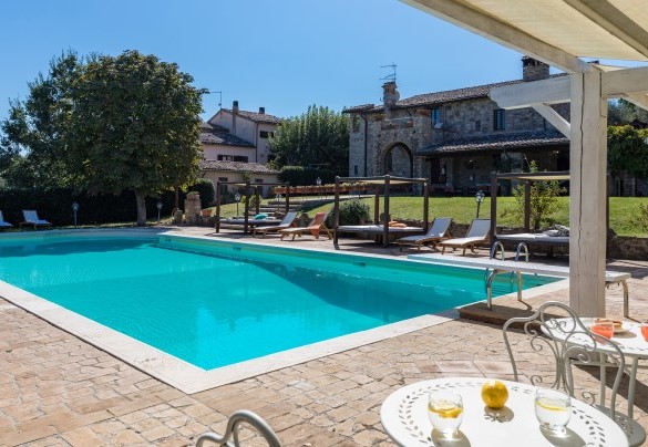 The captivating solarium surrounds the swimming pool - Residenza Collefiorito