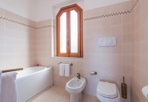 Bagno con vasca idro n.2 al primo piano al servizio delle camere matrimoniali n.1 n.2 e n.3 - Ripari di Giobbe 6+2