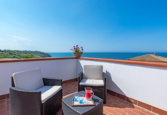 Incantevole panorama dall’ampia terrazza, che percorre perimetralmente la villa - Ripari di Giobbe 6+2