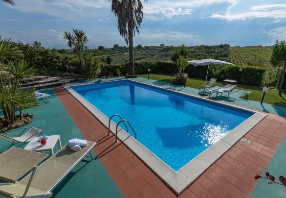 Spaziosa piscina con l'area solarium attrezzata - Ripari di Giobbe 6+2