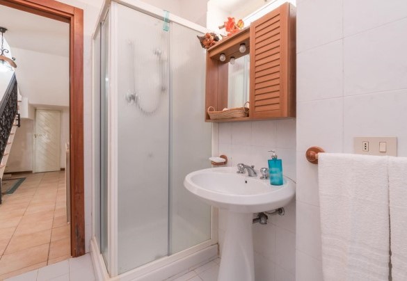 Bagno n. 1 con doccia e lavanderia al piano terra - Ripari di Giobbe 6+2