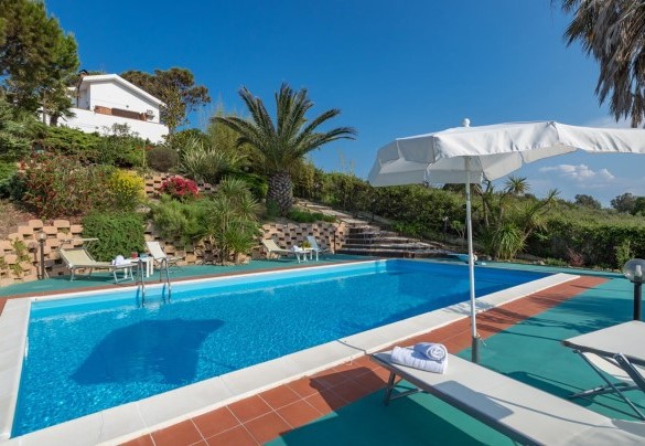 Piscina con l'area solarium attrezzata di lettini e l'ombrellone - Ripari di Giobbe 6+2