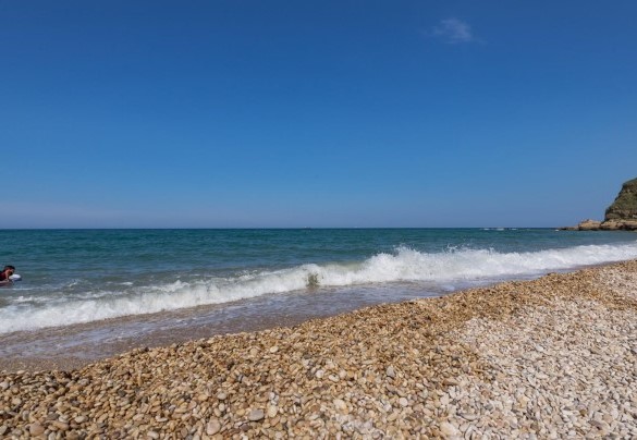 Bellissima ed incontaminata spiaggia di ciottoli bianchi e acqua cristallina - Ripari di Giobbe 6+2