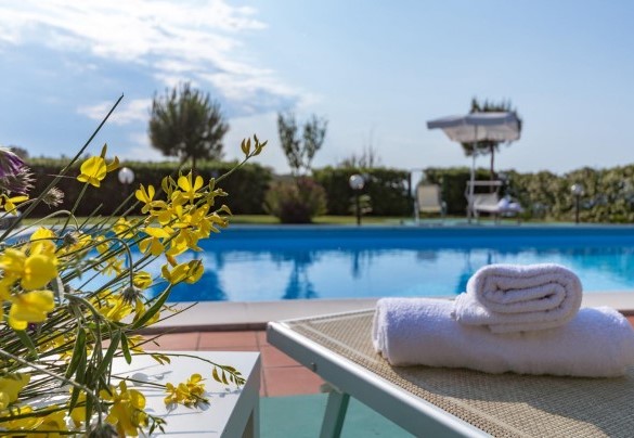 Spaziosa piscina con l'area solarium attrezzata - Ripari di Giobbe 6+2