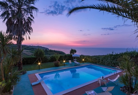 Vista notturna sulla piscina con vista mare - Ripari di Giobbe 6+2