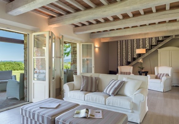 Il moderno e confortevole salotto comunicante con la pergola e zona relax esterna – Rosa dei Venti 8 