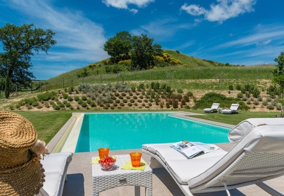 Comodi lettini e tavolini arredano piscina a sfioro - Rosa dei Venti 8
