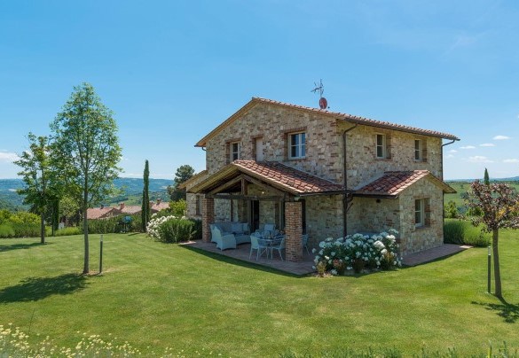 Veduta del casale con portico arredato, tavolo e zona relax – Rosa dei Venti 8