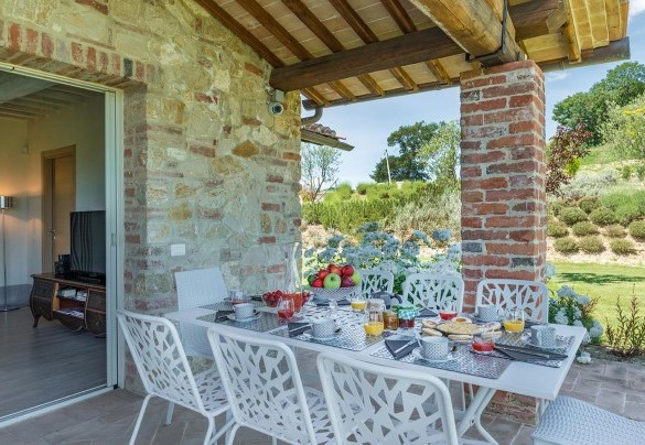 La tavola per colazioni e cene al fresco sotto al portico comunicante con il salotto - Rosa dei Venti 8 