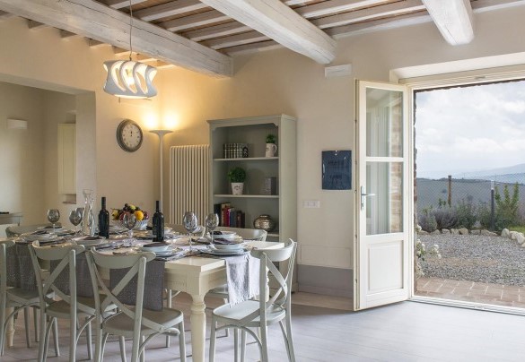 Elegante sala da pranzo comunicante con la cucina e il giardino – Rosa dei Venti 8